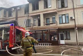 В Краснодаре загорелся трехэтажный жилой дом