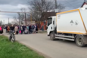 Живая стена: жители Полтавской перекрыли дорогу мусоровозам