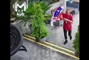 В Сочи пьяный мужчина с флагом ограбил караоке-бар на 120 тысяч