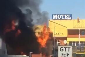 В Краснодаре рядом с автосалоном загорелось заброшенное здание