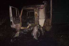 Под Усть-Лабинском полностью сгорели легковушка и грузовик
