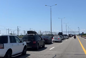 Пробка на Крымском мосту не становится меньше