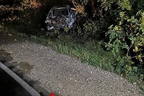 В Адыгее водитель иномарки врезался в дерево и сгорел в автомобиле