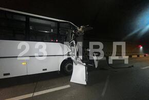 Автобус столкнулся с грузовиком в тоннеле Сочи