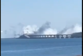 Клубы дыма над Крымским мостом, его снова пытались атаковать