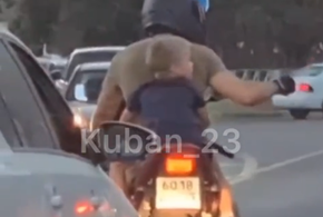 Мужчину, который перевозил своего ребенка на мотоцикле без шлема в Краснодаре, оштрафовали 