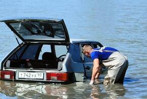 Под Новороссийском в озере нашли утонувший автомобиль