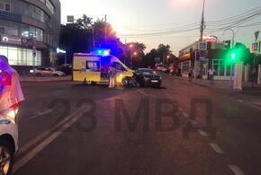 В Краснодаре машина скорой помощи на встречке врезалась в иномарку