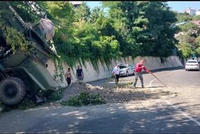 В Туапсе грузовик «Урал» свалился с горного склона на одну из главных улиц