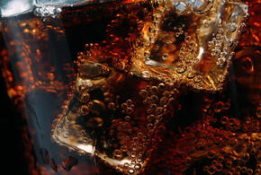 Врач предостерег от употребления залпом газировки в жару