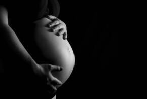 Беременную женщину нашли мертвой в собственной квартире