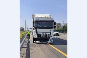 Фура на полном ходу раздавила минивэн на трассе в Краснодарском крае