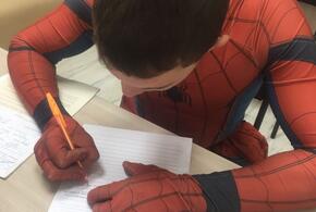 Не геройский поступок: в Анапе спайдермен украл музыкальную колонку