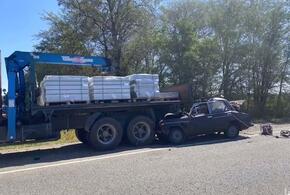 Под Армавиром в ДТП с грузовиком погибли два человека