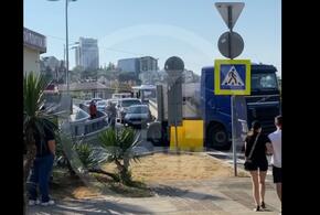 В центре Сочи фура не вошла в поворот и парализовала движение