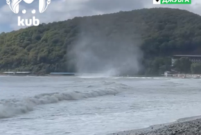 В Джубге смерч из моря вышел на сушу