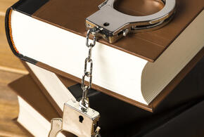 В Краснодаре арестовали адвоката, который сотрудничал с бандой аферистов