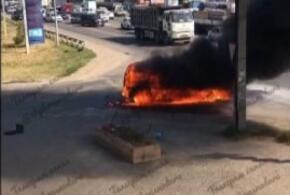 В Краснодаре автомобиль пылает на Ростовском шоссе