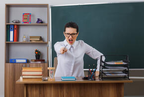 В Краснодаре учитель демонстративно выбросила из класса вещи учеников