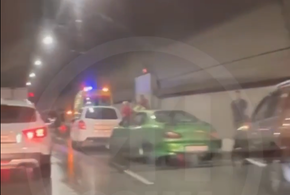 В тоннели Сочи произошла авария с участием двух грузовиков, легковушками и машиной скорой помощи