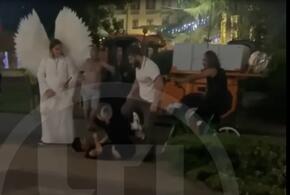 Вмешательство свыше: в Сочи аниматор в костюме ангела разнял дерущихся