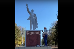 Житель станицы Роговской на Кубани сам отремонтировал памятник Ленину