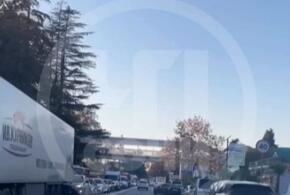 2 километра за 3 часа: в Сочи огромные дорожные заторы возникли из-за ремонта моста