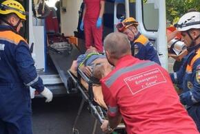 Из леса в Сочи спасатели вынесли на носилках мужчину с серьезной травмой