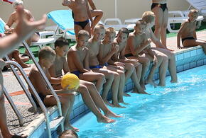 На сборах юных пловцов в Туапсе сын тренера избивал ребят из Новосибирска