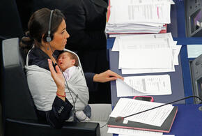 Работающим матерям оставят выплаты декретных пособий