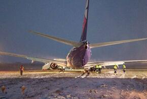 Самолет из Петербурга со 186 пассажирами при посадке выкатился за полосу в Перми