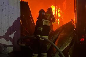 В Адыгее тушат пожар в ангаре с техникой на площади 350 кв.м.
