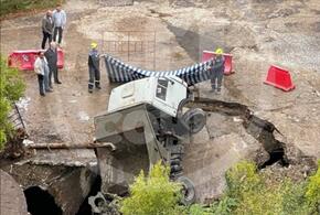 В центре Сочи самосвал провалился под асфальт
