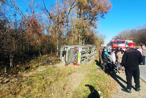 В Приморье автобус с туристами опрокинулся в кювет, есть погибшие и пострадавшие