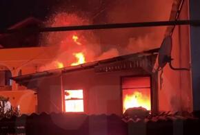 В Сочи тушат пожар в жилом доме в Адлерском районе