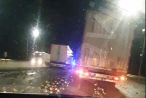 Федеральная трасса на границе Кубани и Ставрополья засыпана сахарной свеклой после ДТП с грузовиками