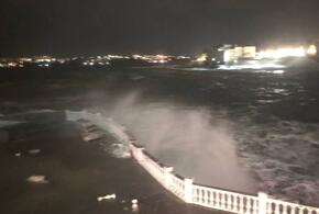 «Хрусталки больше нет»: огромные волны набросились на один из популярнейших пляжей Севастополя