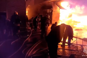 Крупный пожар охватил вещевой рынок в Ростове-на-Дону