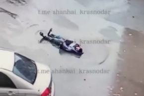 Не смог устоять: краснодарец лег в лужу по дороге домой