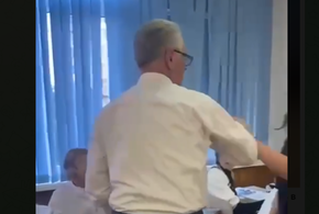 После скандала со школьницей в Краснодаре уволился 70-летний учитель математики
