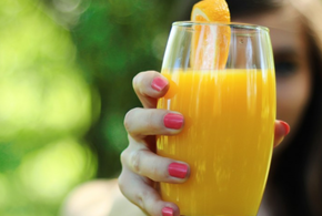 Правда о свежевыжатых соках: когда они действительно полезны?