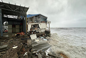 Разрушенный штормом в Сочи эллинг у моря местные власти считают самостроем