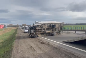 Сильный ветер опрокинул несколько грузовиков в Краснодарском крае