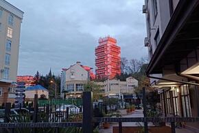 Сочи густо покраснел: горожане и туристы поражены необычным явлением