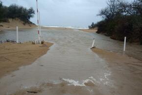В Анапе после ливня местная речка вышла из берегов и затопила проход на пляж