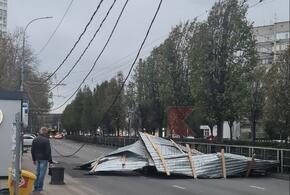 В Краснодаре ураганный ветер сорвал крышу дома 