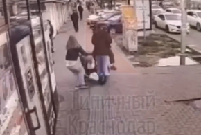 В Краснодаре завели уголовное дело после наезда школьниц на самокате на коляску с ребенком