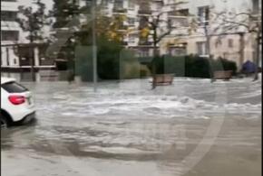  В результате сильного шторма водой затопило улицы Сириуса