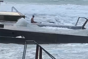 В сети появились видео с купающимися туристами во время шторма в Анапе