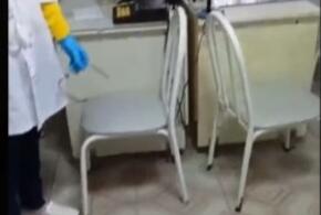 Вода на полу и отваливающаяся плитка: сотрудники поликлиники на Кубани показали условия своей работы